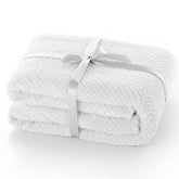 Patura in stil modern cu model jacquard in relief, Henry, 240 g/m2, alb