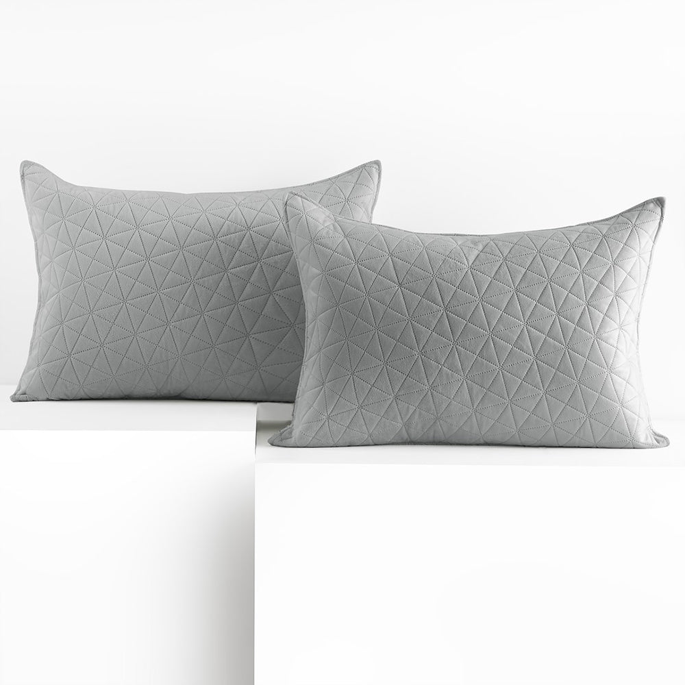 Set 2 huse perne decorative din catifea matlasate, Laila, 180-190 g/m2, Gri deschis