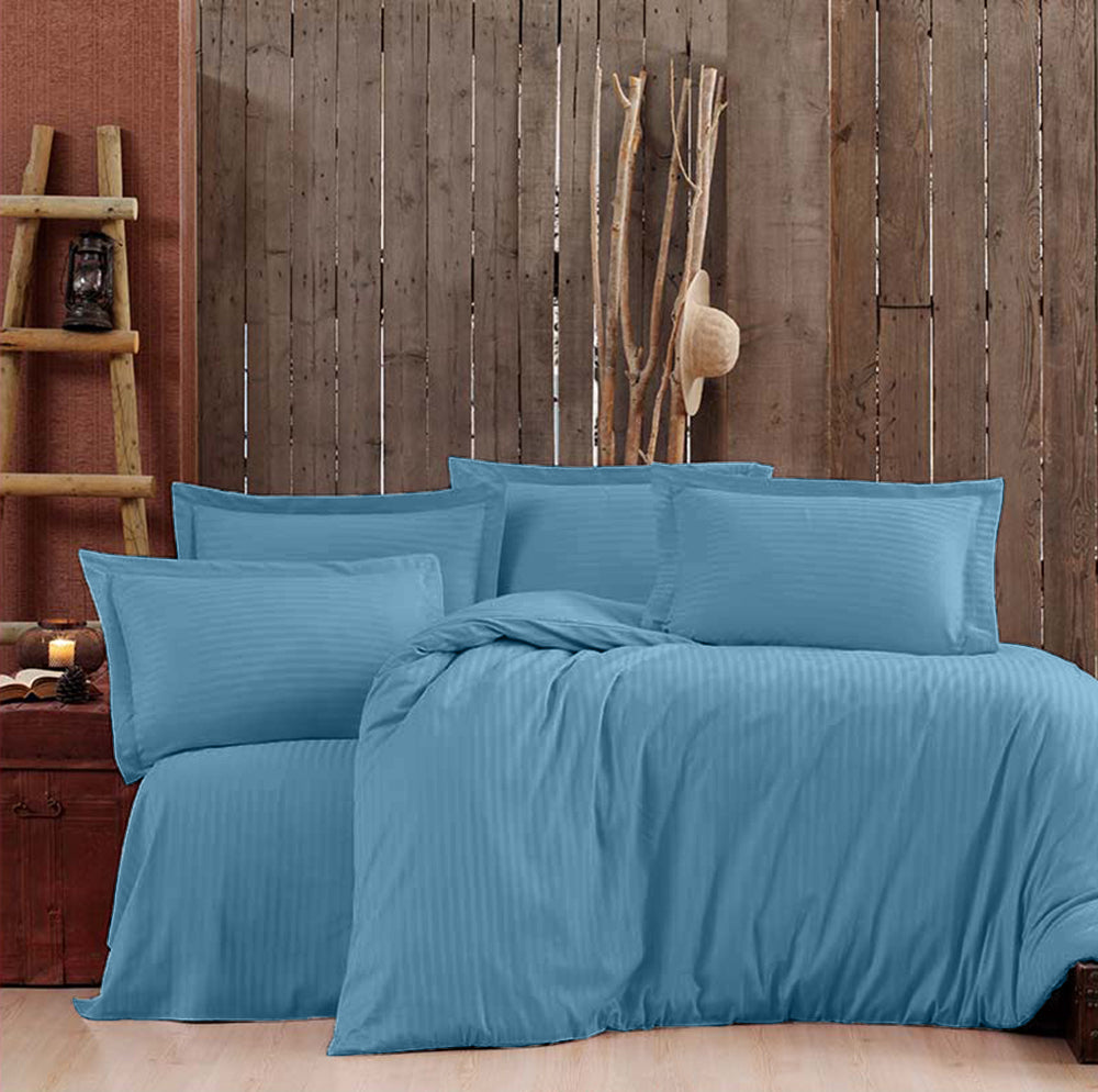 Lenjerie de pat pentru o persoana cu husa elastic pat si fata perna dreptunghiulara, Elegance, damasc, dunga 1 cm, 130 g/mp, Albastru celest, bumbac 100%, 3 piese