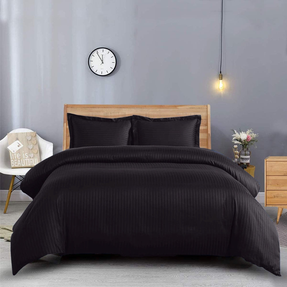 Lenjerie de pat pentru o persoana cu husa elastic pat si fata perna dreptunghiulara, Elegance, damasc, dunga 1 cm, 130 g/mp, Negru, bumbac 100%, 3 piese
