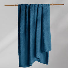 Patura in stil modern cu model jacquard in relief, Henry, 240 g/m2, albastru