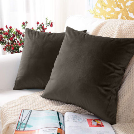 Set 2 huse pernute decorative din catifea cu fermoar, Madison, densitate 700 g/ml, Wood brown